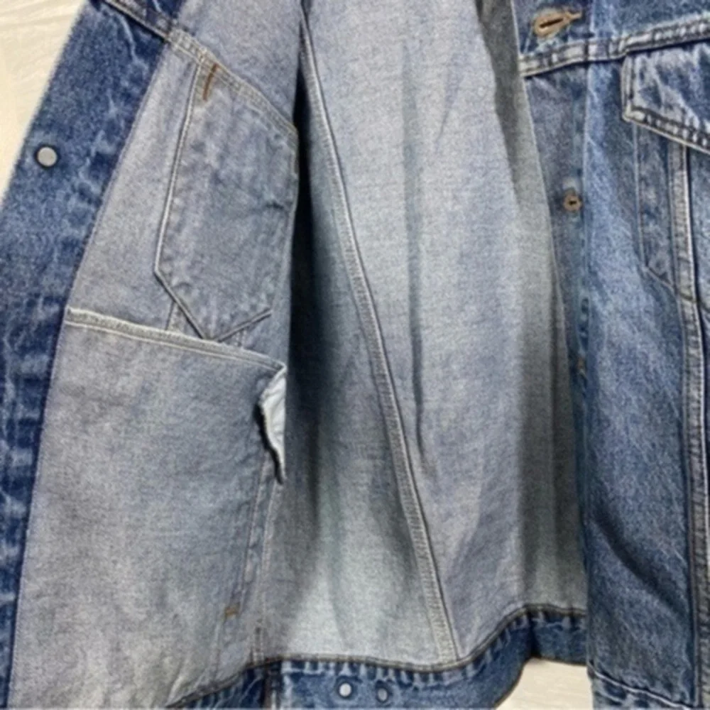 Vintage Levi’s Relaxed Fit Truckers denim Jacket Size L Color Blue